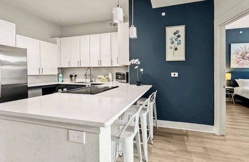 Deep Ellum Apartment | Luxury 2BD | DT Deep Ellum | 3 Beds | Free Parking