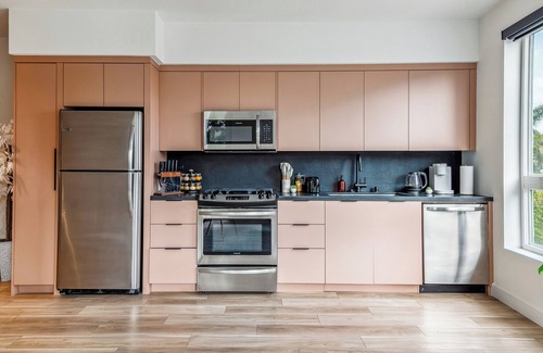 Del Rey Apartment | Luxury 2bdr in Culver City with Pool, Gym, Free Parking