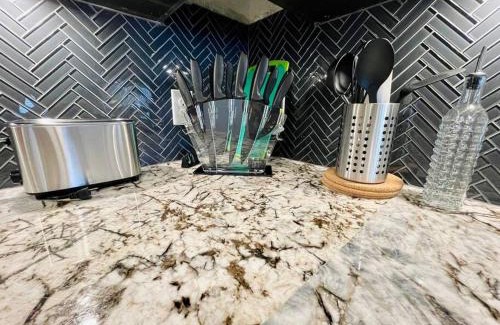 McKinney Apartment | Luxury 2Bed Queen Suite, Free Parking Wifi Gym, Hwy 121 and PGA Golf Course