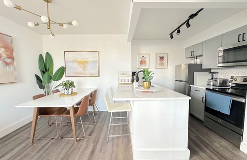 Hoboken Apartment | Luxury 2BR-1BA - 10 min to NYC - Elevator - Laundry - Gym - Roofdeck - Hoboken