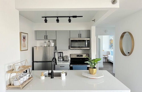 Hoboken Apartment | Luxury 2BR-1BA - 10 min to NYC - Elevator - Laundry - Gym - Roofdeck - Hoboken