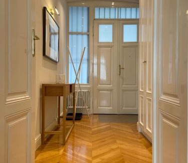 Neubau Apartment | Luxury 2BR Apartment Neubaugasse