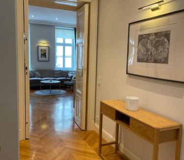 Neubau Apartment | Luxury 2BR Apartment Neubaugasse