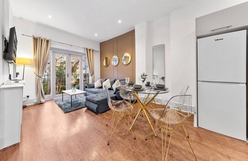 Kensington Apartment | Luxury 2BR Balcony Kensington Flat for 6 Harrods