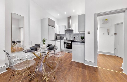 Kensington Apartment | Luxury 2BR Balcony Kensington Flat for 6 Harrods