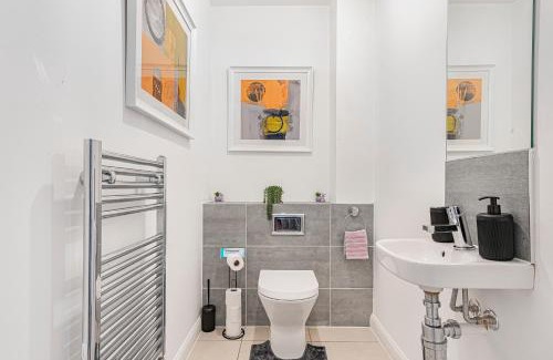 Dartford Apartment | Luxury 2BR minutes from City and Station - Free Parking, WiFi, Netflix