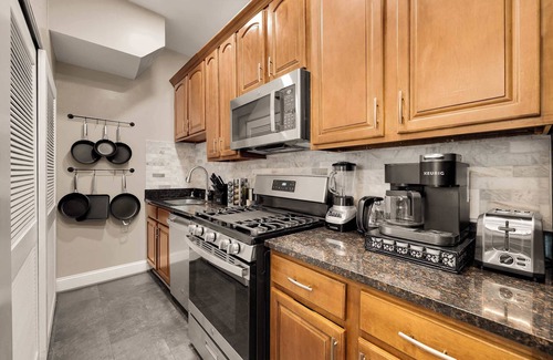 Columbia Heights Apartment | Luxury 2BR & Parking in Heart of DC - Steps to Metro