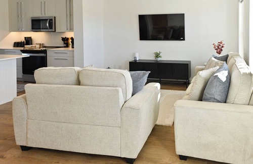 Chestermere House | LUXURY 3 BDRM 2.5 BATH TOWNHOME IN CHESTERMERE