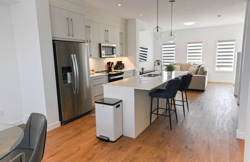Chestermere House | LUXURY 3 BDRM 2.5 BATH TOWNHOME IN CHESTERMERE