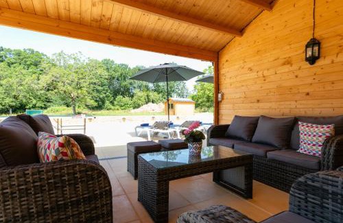 Saint-Crepin-et-Carlucet Villa | Luxury 3 Bed Home with Heated Swimming Pool Air Con and Boules Pitch