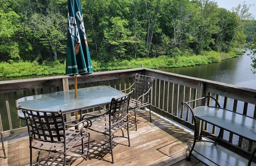 Taftville Apartment | Luxury 3 bed room on the water 10 min away from Mohegan sun and Foxwoods Casino