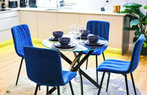 Cribbs Causeway House | Luxury 3 Bedroom House with Parking, Perfect for Contractors and Relocations
