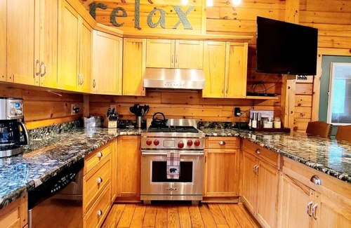 Stratton Cabin | Luxury 3-bedroom Maine Log Cabin Retreat