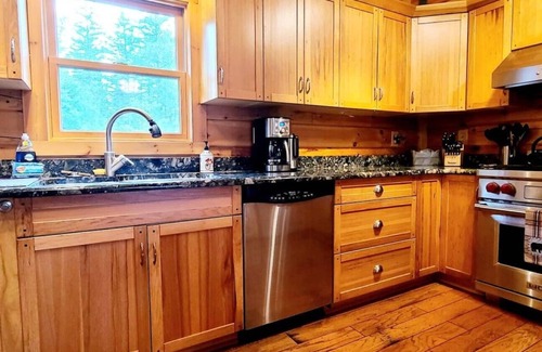 Stratton Cabin | Luxury 3-bedroom Maine Log Cabin Retreat