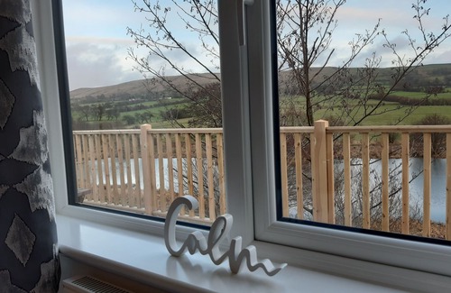 Fence Cabin | Luxury 3 bedroom, pet-friendly lodge on the side of a beautiful fishing lake.