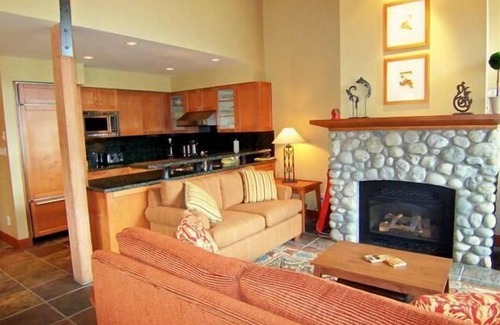 Village North House | Luxury 3 Bedroom Plus The Townhome - Midweek And Last Minute Deals!