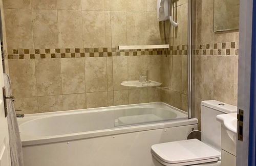 Northampton House | Luxury 3 Bedrooms, Driveway, Garage, Garden, M1
