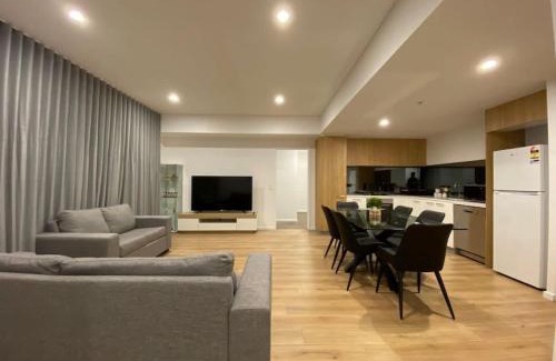 Adelaide Central Business District Apartment | Luxury 3 BR Apt with Pool-Gym-Sauna-Steam Room