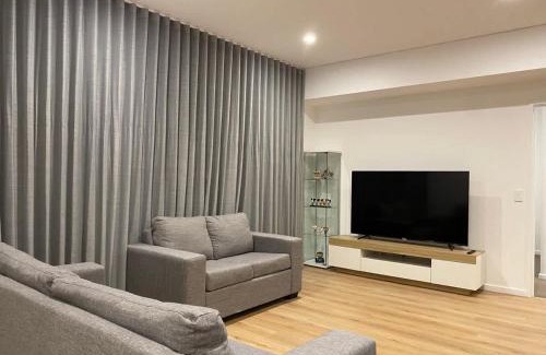 Adelaide Central Business District Apartment | Luxury 3 BR Apt with Pool-Gym-Sauna-Steam Room