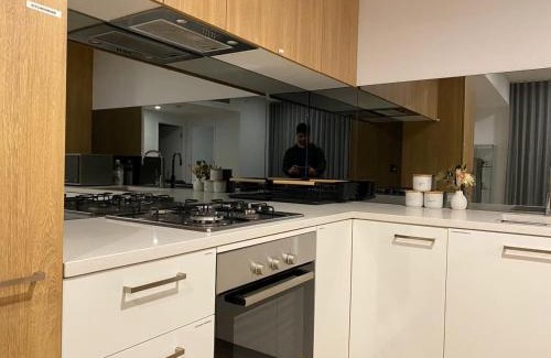 Adelaide Central Business District Apartment | Luxury 3 BR Apt with Pool-Gym-Sauna-Steam Room