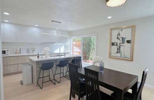 Townsend House | Luxury 3B house near Tec Hubs, High speed WiFi, Chef's Kitchen