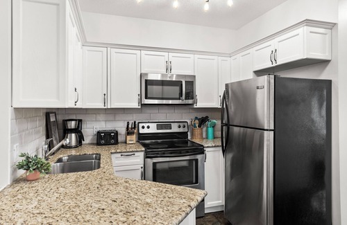 Canmore Condo | Luxury 3B Mountain Views - Pool & HotTub - Sleeps 10