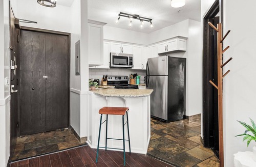 Canmore Condo | Luxury 3B Mountain Views - Pool & HotTub - Sleeps 10