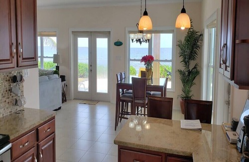 North Side House | Luxury 3bd Beach Front, # 5 Yellow, Stunning Views