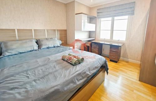 Kelapa Gading Barat Apartment | Luxury 3BR MOI Apt with Pool Wi-Fi Netflix by 2ndHome