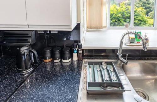 Dartford Apartment | Luxury 3BR, Sleeps 8, Parking