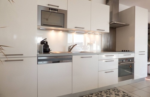 Courtoisville-Sillon-Moka Apartment | Luxury 4* apartment with closed garage and pond view 50m from the Sillon beach