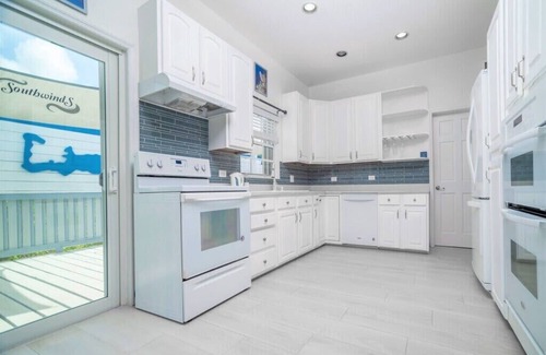 East End House | Luxury 4 Bdr Ocean View Home w/Pool + Hot Tub