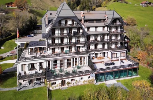 Chateau-d'Oex Apartment | Luxury 4 bed apartment, panoramic mountain views, 5* Spa Facilities - sleeps 8