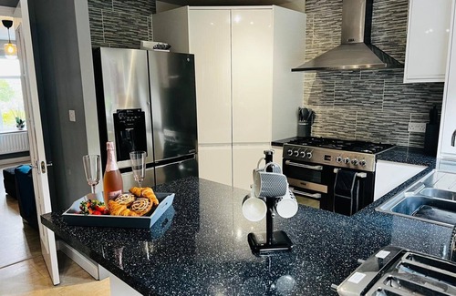 Bridgend House | luxury 4 bed house sleeps 8, enjoy in comfort