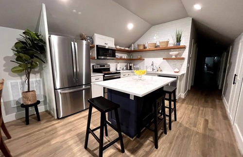 Burton Bed & Breakfast | Luxury 4 BR Stay on stunning farm near Round Top