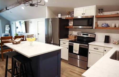 Burton Bed & Breakfast | Luxury 4 BR Stay on stunning farm near Round Top