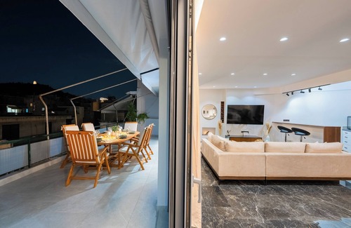 Athens City Centre Apartment | Luxury 4Bdrm Penthouse with Jacuzzi near Acropolis