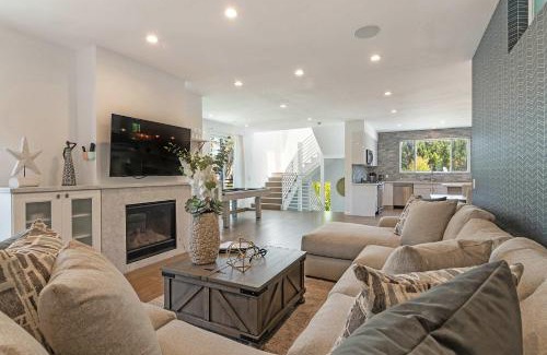 Los Angeles House | Luxury 4BR LA Getaway with Jacuzzi Prime Location