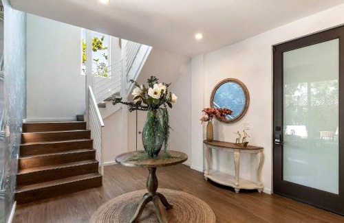 Los Angeles House | Luxury 4BR LA Getaway with Jacuzzi Prime Location