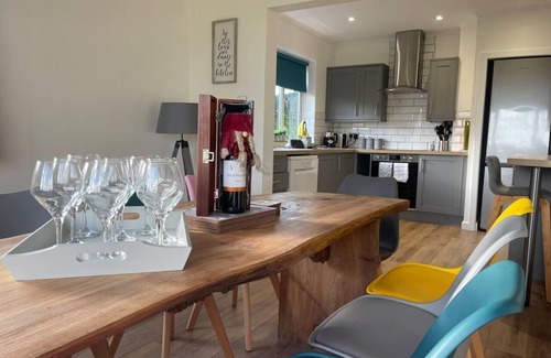 Steyning House | Luxury 5-Bed House with Tennis Court & Games Room