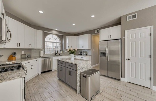 Rowlett House | Luxury 5 BR, Jacuzzi, Gym, Near Lake for large Fam