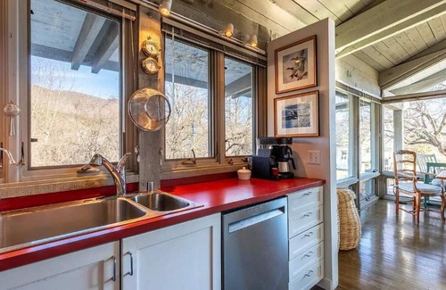 Dorset House | Luxury 5-BR Mountain Estate 10-min to Manchester