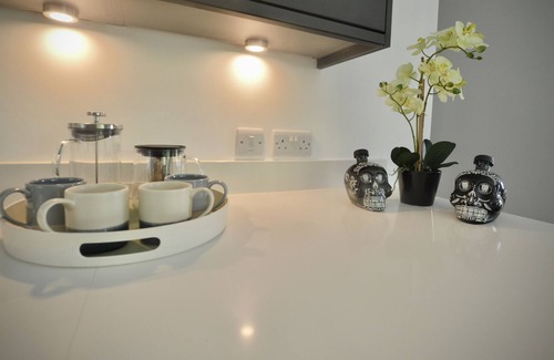 Colinton House | Luxury 5Bed & 3Bath house with hot tub + garden