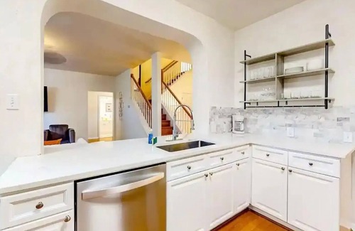 Scofield Farms House | Luxury 5BR, 3BA Austin Retreat ~ Pool~ Parking