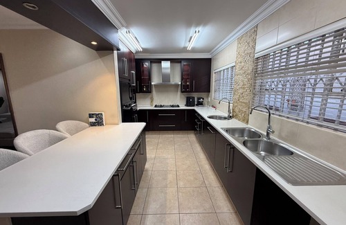 Bedfordview House | Luxury 5BR Home w/Pool Full Kitchen Generator Perfect for Getaways/Group Stays