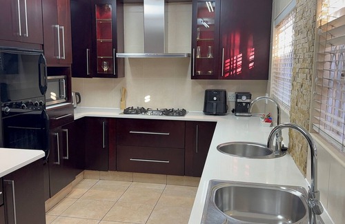 Bedfordview House | Luxury 5BR Home w/Pool Full Kitchen Generator Perfect for Getaways/Group Stays