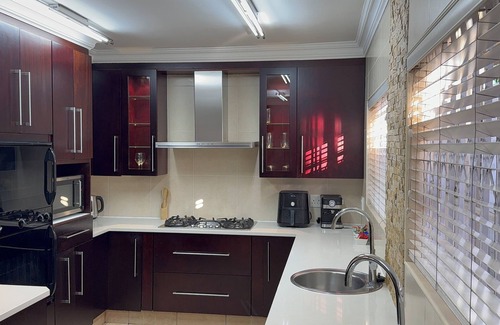 Bedfordview House | Luxury 5BR Home w/Pool Full Kitchen Generator Perfect for Getaways/Group Stays
