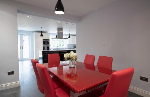 Northwood House | Luxury 6 bedroom house with parking - Northwood