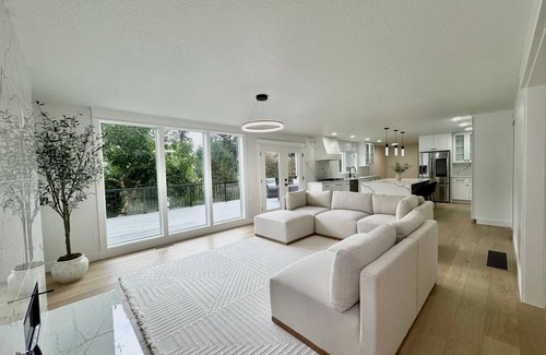 Gresham Villa | Luxury 7-Bedroom Villa with Pool, Hot Tub, Sauna, Gym, Pool Table