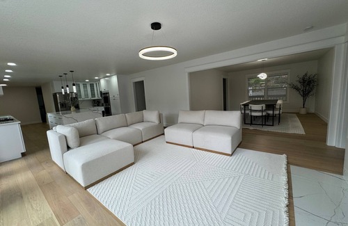 Gresham Villa | Luxury 7-Bedroom Villa with Pool, Hot Tub, Sauna, Gym, Pool Table